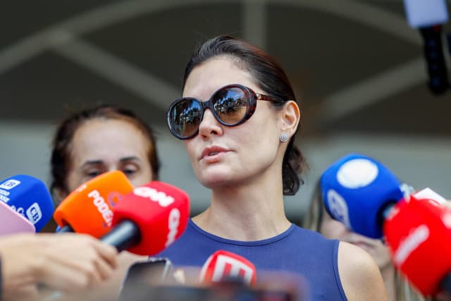 Michelle Bolsonaro adia decisão sobre suplente